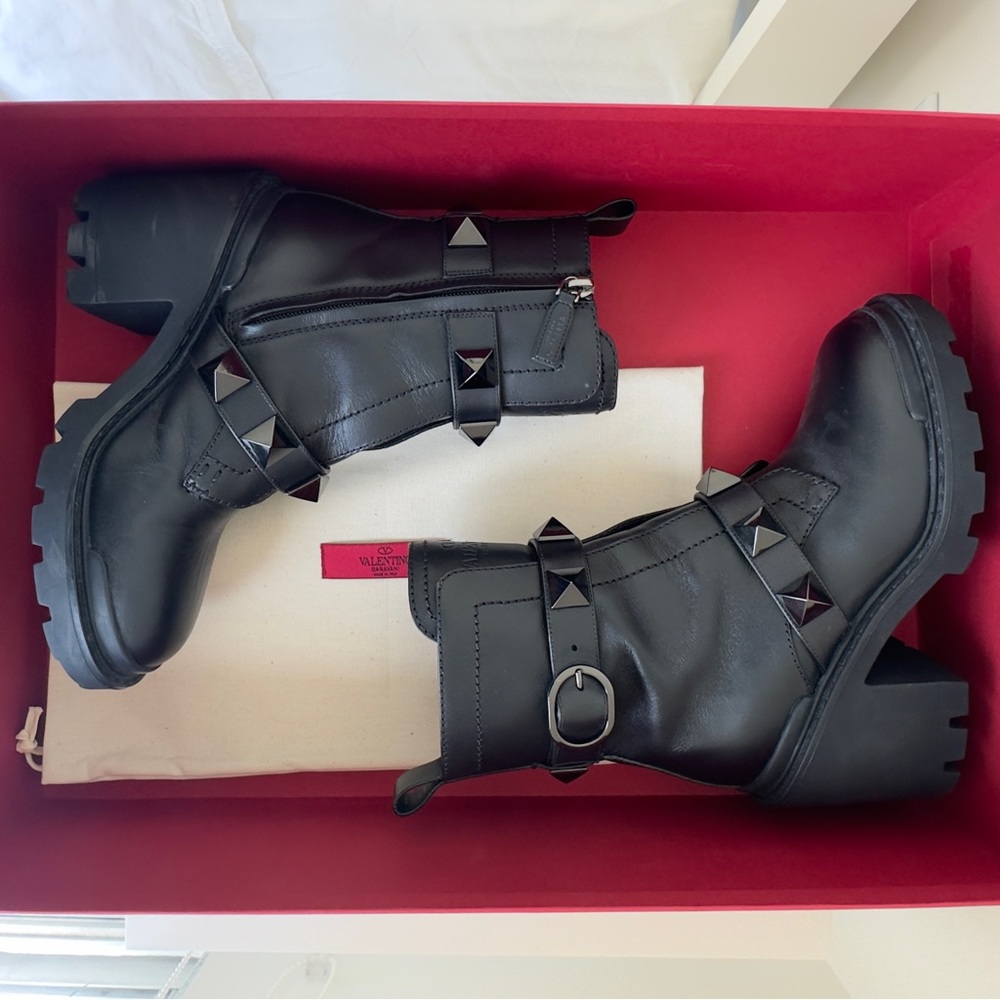 VALENTINO STUD CALFSKIN
COMBAT BOOT 85MM SIZE 6 just used 1 time